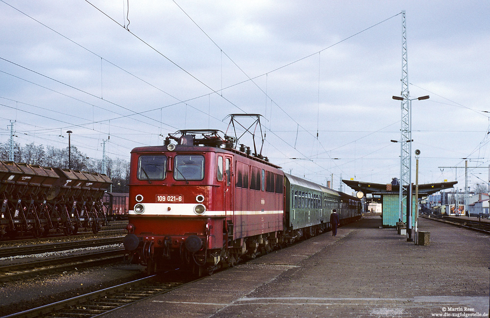 Holzroller 109 021 mit N8434 im Bahnhof Sangerhausen