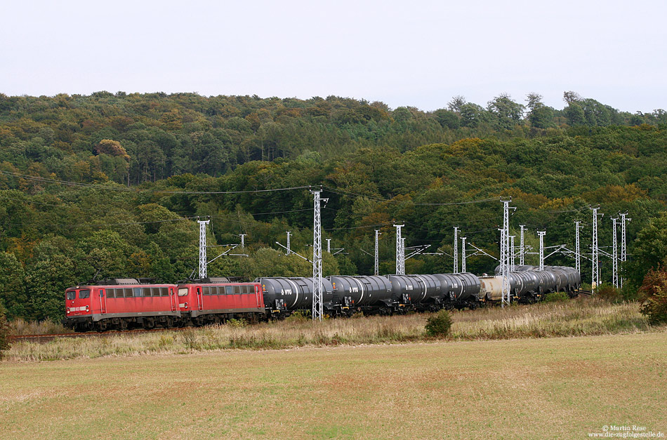 Da hatten es die 140 797 und 140 835 mit dem Kesselwagenzug schon einfacher, geht es hier bis Sangerhausen doch bergab …