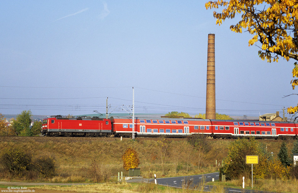 Noch einmal Erdeborn: Hier beschleunigt die Hallenser 143 143 mit der RB 26626 (Eilenburg – Nordhausen). 29.10.2005