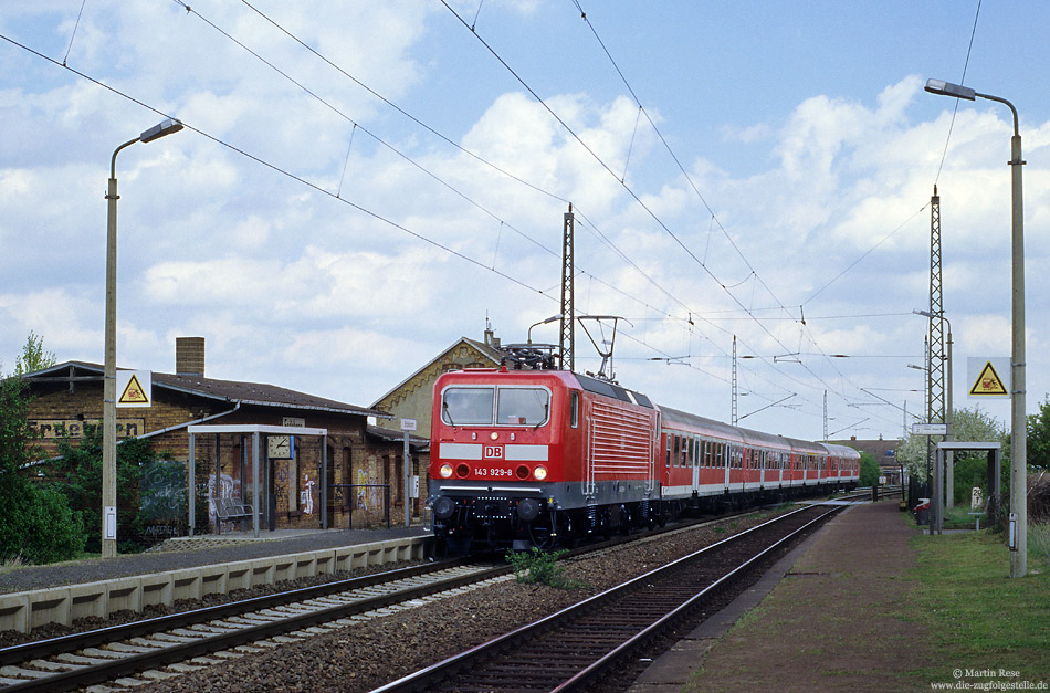 143 929 auf der KBS590 mit RE26090 am Haltepunkt Erdeborn