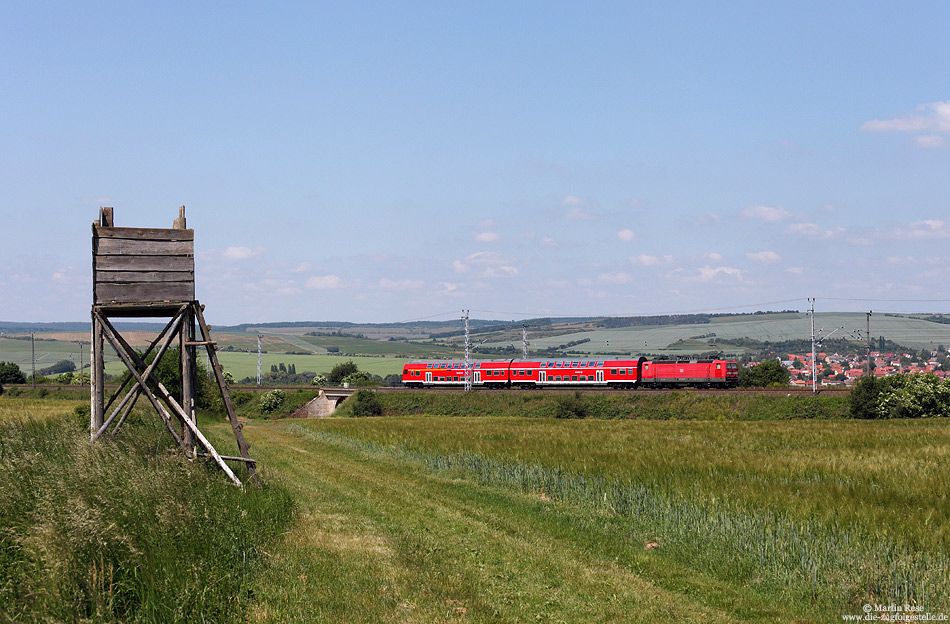 Aus Halle kommend fährt die RB26180 zwischen Riestedt und Sangerhausen nach Nordhausen. 3.6.2011