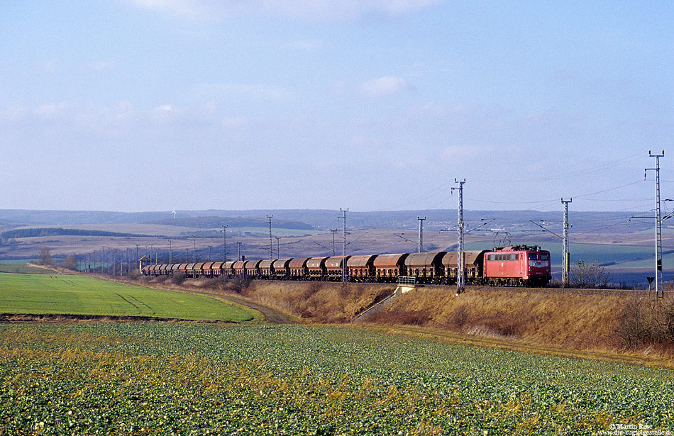 Ohne viel Mühe bewältigt das Kraftpaket 150 112 mit einem Getreidezug die Rampe zwischen Sangerhausen und Riestedt. 10.2.2001