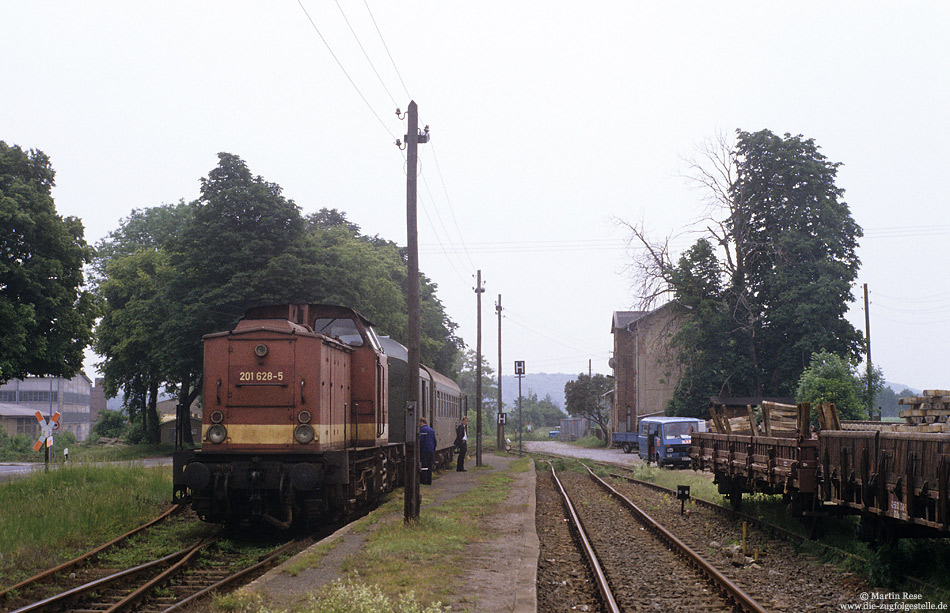 Noch einmal der Bahnhof Heiligenthal mit abfahrbereitem N8812 nach Hettstedt.