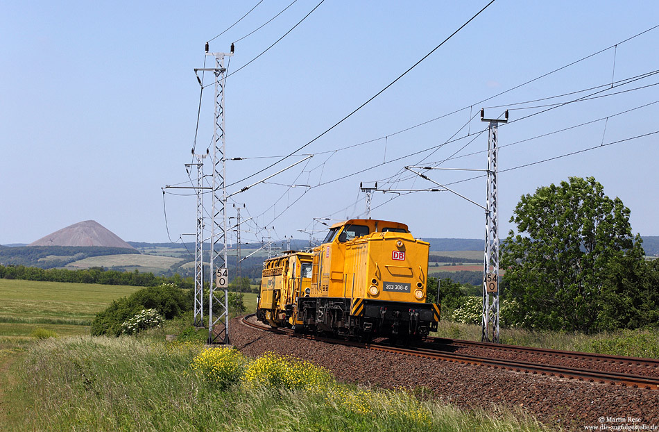 Am 3.6.2011 überraschte mich bei Riestedt die 203 306 von DB-Bahnbau mit einer Stopfmaschine am Haken.