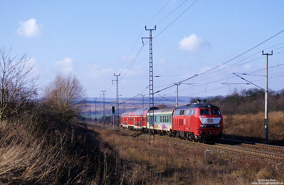 218 153 mit Regionalexpress nach Magdeburg am Block Steinberg bei Sangerhausen