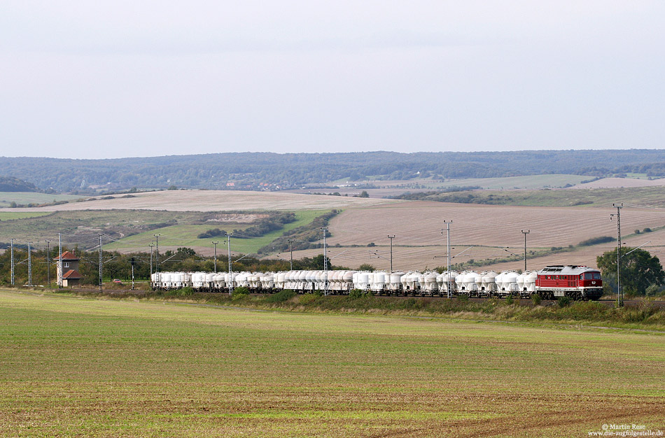 232 158 der Leipziger Eisenbahngesellschaft mit Zementzug auf der Rampe bei Riestedt