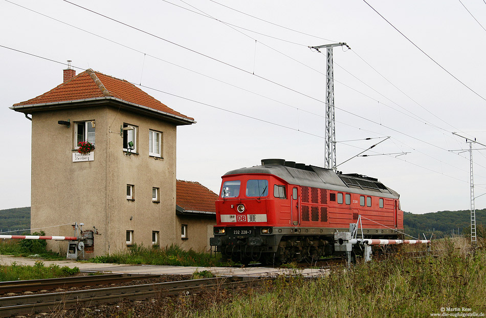 Im Km 54,9 befindet sich die ehemalige Blockstelle Steinberg, die heute nur noch als Schrankenposten dient. Hier rollt die 232 228 nach Sangerhausen. 21.9.2007