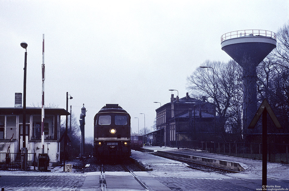 Der Bahnhof Klostermansfeld mit seinem markanten Wasserturm hat sich in den letzten zwanzig Jahren kaum verändert. Allerdings verkehren hier heute moderne Fahrzeuge. Am trüben 3.2.1992 habe ich hier die Erfurter 232 487 mit dem E620 (Gotha – Magdeburg) fotografiert. Das trübe Licht und der Kodakchrome-Film lassen das Foto fast wie eine Schwarz-Weiß-Aufnahme erscheinen!