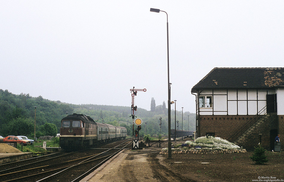 232 542 mit RE4986 in Sandersleben mit Stellwerk und Formsignal