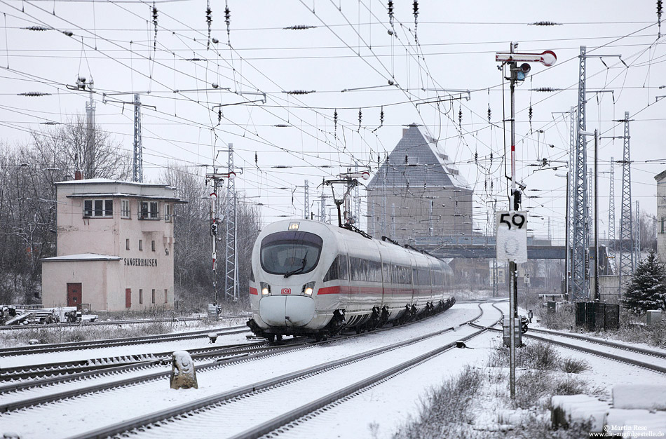 411 083 als Umleiter-ICE 1558 im Bahnhof Sangerhausen mit Stellwerk So und Formsignale