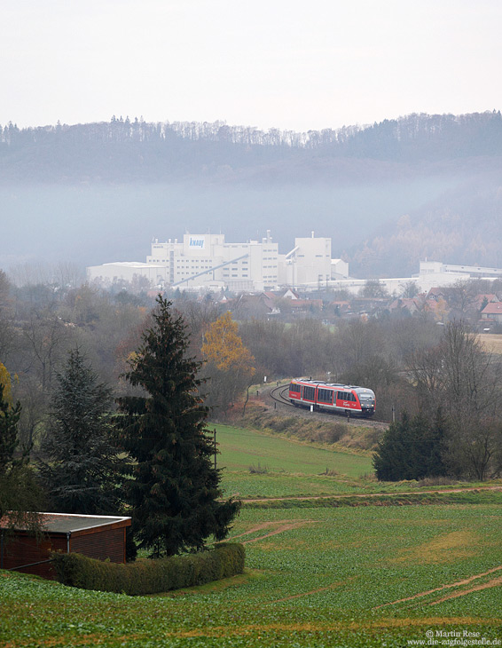 Zwischen Rottleberode Süd und Rottleberode fährt der 642 199 als RB34952 nach Stolberg, 19.11.2011. Im Hintergrund ist das Gipswerk zu sehen, welches der Strecke auch weiterhin umfangreichen Güterverkehr beschert.