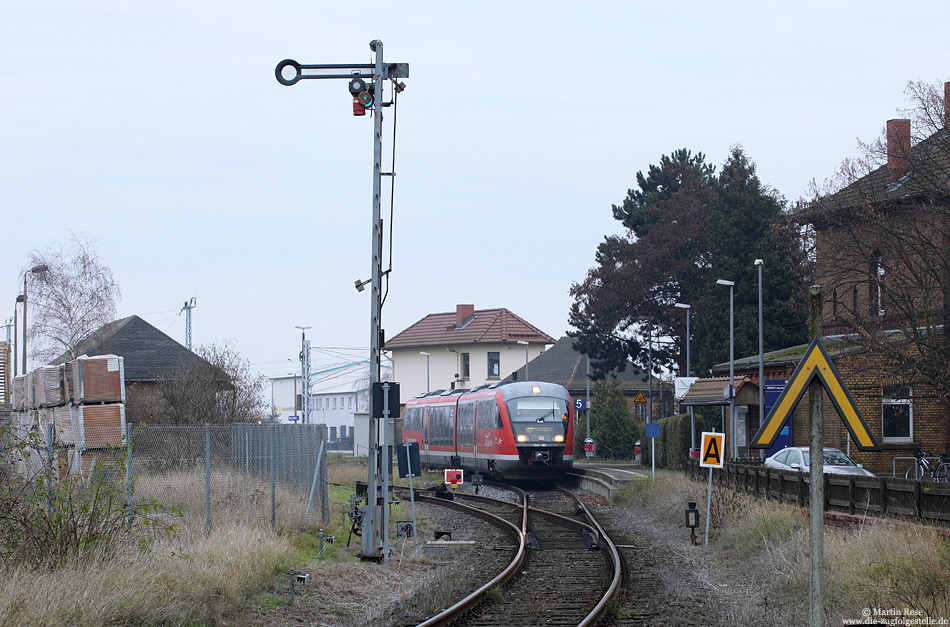 Auch in Berga Kelbra wurde die Infrastruktur dem Betrieb angepasst. Verblieben sind nur noch das Bahnsteiggleis und das Ausfahrsignal. Hier steht der 642 699 bereit, um ein letztes Mal des Tages nach Stolberg aufzubrechen… 19.11.2011