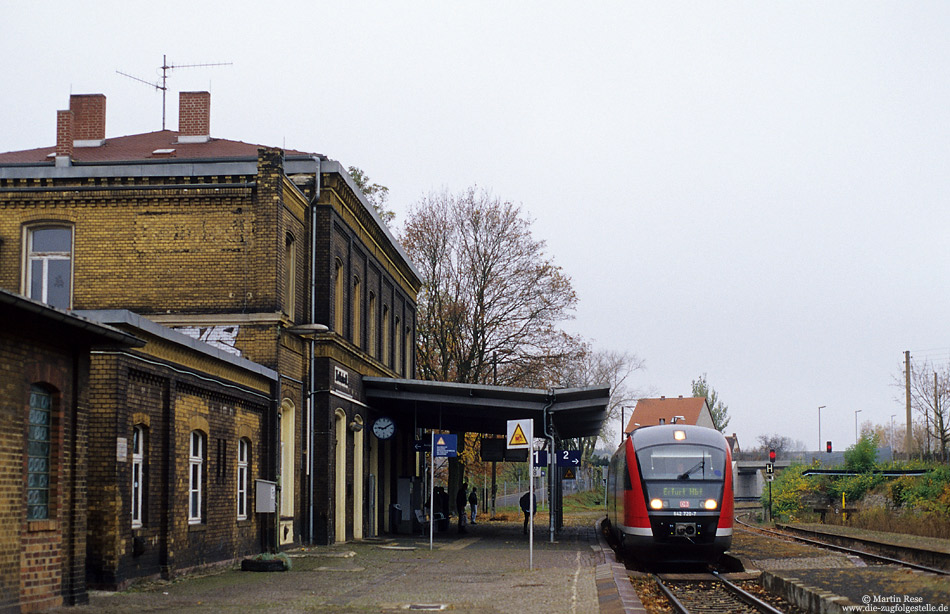 Elf Jahre später, am 1.11.2004 habe ich an gleicher Stelle mit dem 642 720 die moderne Eisenbahn fotografiert.