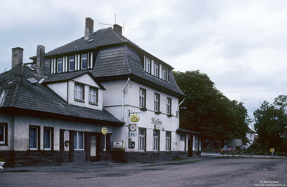 Von Berga bis Hackpüffel verlief auch die Kleinbahn Berga Kelbra – Artern auf dem Gebiet des heutigen Landkreises Mansfeld Südharz. Die Strecke wurde bereits 1966 stillgelegt und anschließend abgebaut. Noch heute kann man den ehemaligen Streckenverlauf gut erkennen und einige Relikte der Kleinbahn finden. Am 22.6.1997 habe ich das ehemalige Empfangsgebäude des Bahnhofs Kelbra fotografiert.