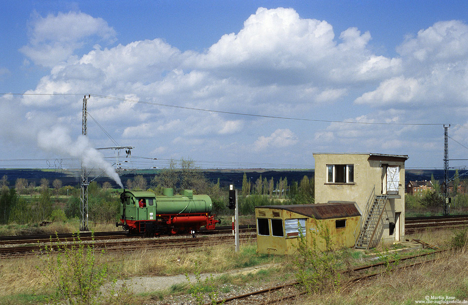 Das in Amsdorf ansässige Werk ROMONTA produziert Wachse für die Industrie. Im Werksverschub wurden lange Zeit Dampfspeicherlokomotiven eingesetzt. Am 28.4.2005 schnauft eine dieser Werkloks über das Anschlussgleis und passiert nahe Röblingen ein stillgelegtes Stellwerk mit einem seltsamen Anbau.