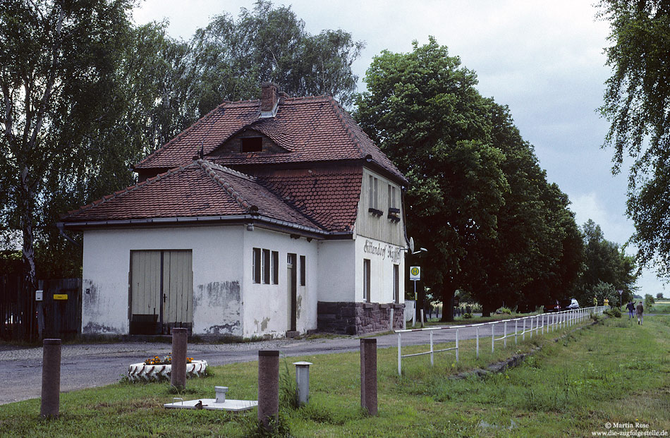 Dreißig Jahre nach der Betriebseinstellung der Kleinbahn Berga Kelbra – Artern waren am 22.6.1997 vom Bahnhof Sittendorf das Empfangsgebäude und Reste des Bahnsteigs vorhanden. 