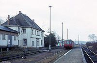 Auf der Fahrt von Wippra nach Klostermansfeld legt der 172 136 als N16245 im Bahnhof Mansfeld einen kurzen Zwischenhalt ein. 3.2.1992