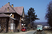 Die Station Rottleberode wurde unlängst zum Haltepunkt degradiert. Auf dem Weg von Stolberg nach Berga Kelbra legt die RB16515 hier einen kurzen Zwischenhalt ein. 18.3.1999