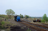 Im Bahnhof Hettstedt Kupferkammerhütte Gbf entstand ein weiteres Foto des Museumszuges. Die Größe des Areals lässt erahnen, dass die Gleisanlagen hier einst wesentlich umfangreicher waren … 