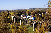 Als RB36449 überquert der VT 408 und VT407 das bedeutendste Bauwerk der KBS337, das Mansfelder Viadukt. 30.10.2005