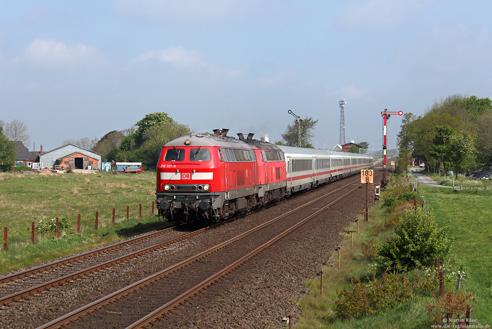 218 321 mit IC2311 und den Formsignalen der Blockstelle Langenhorn auf der Marschbahn