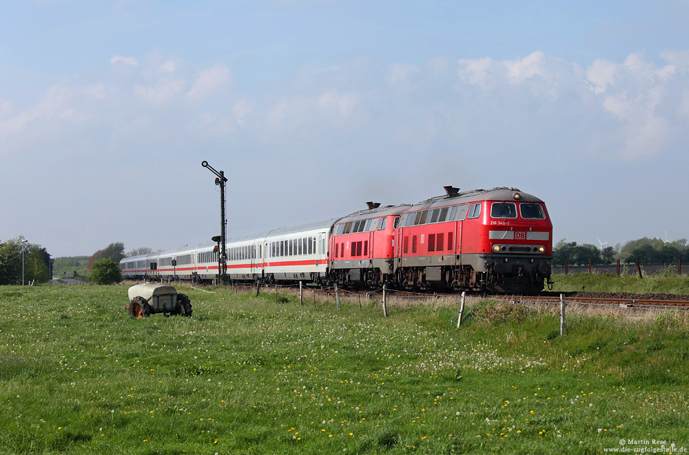 218 345 mit IC2073 bei Risum Lindholm mit Einfahrsignal, auf der Marschbahn