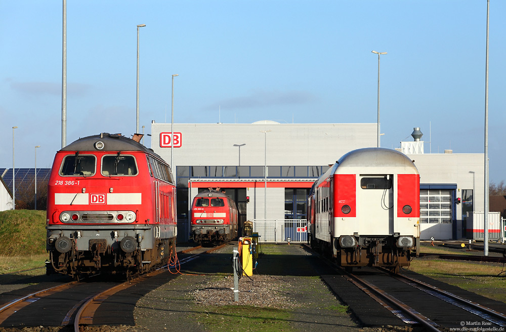 218 386 und ein Bomd 277 abgestellt im Bw Niebüll