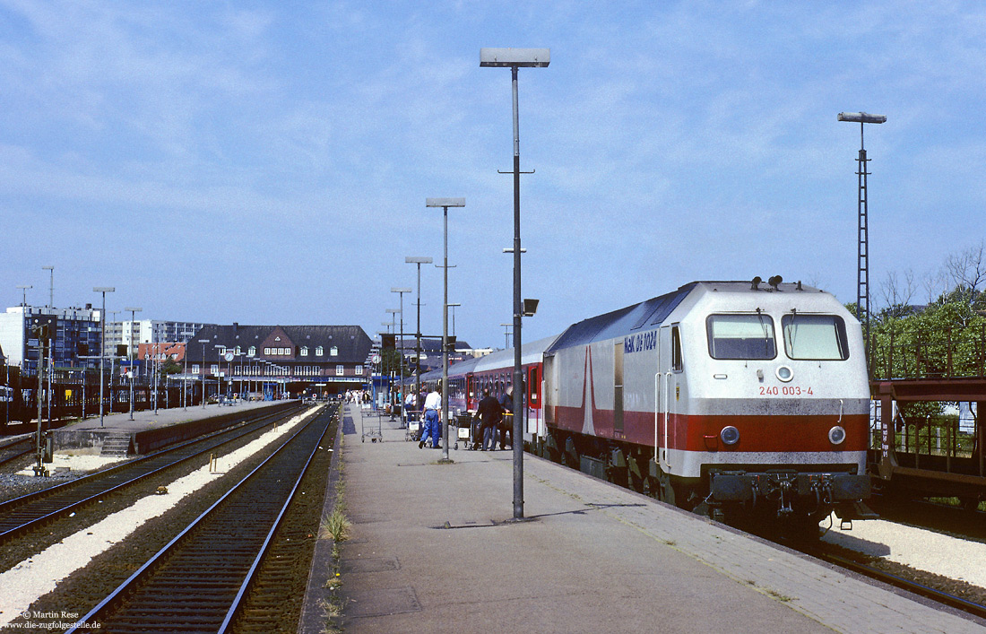 Marschbahn, 240 003 mit IC827 Theodor Storm nach Würzburg im Bahnhof Westerland