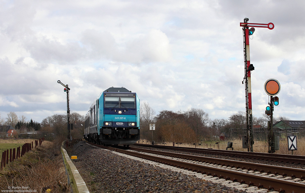 245 207 mit NOB81828 am nördlichen Einfahrsignal von Stedesand