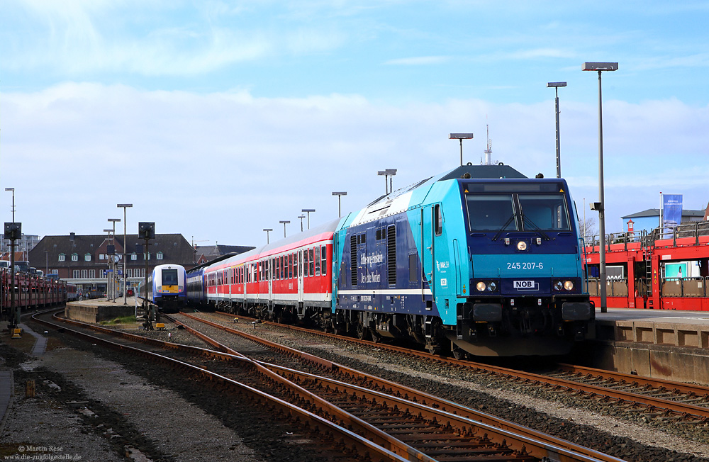 Marschbahn, 245 207 mit n-Wagenzug im Bahnhof Westerland