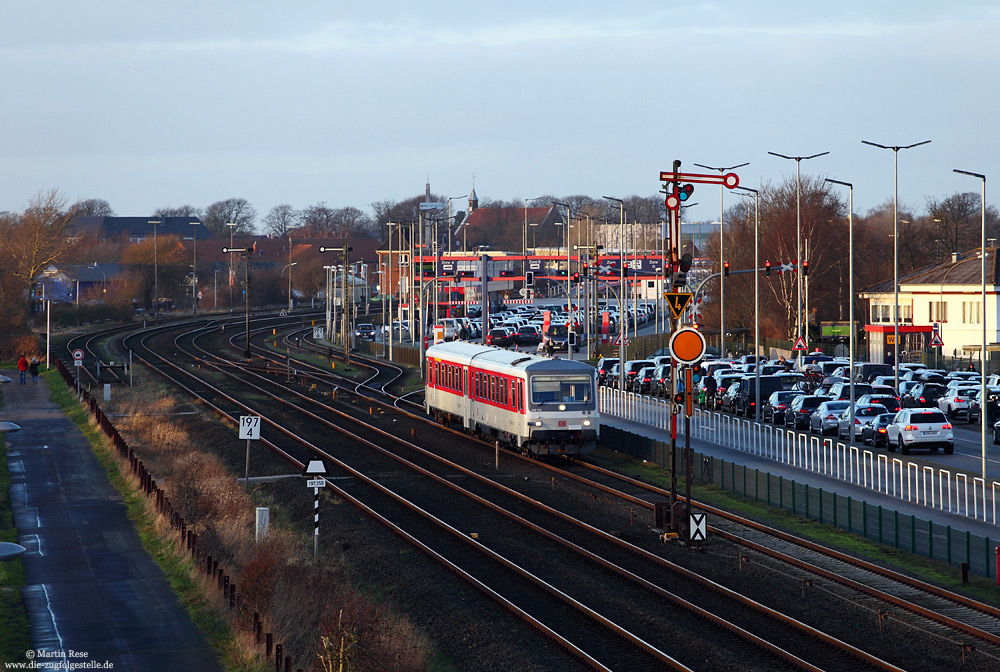 628 5025 an der Verladung des Syltshuttle in Niebüll