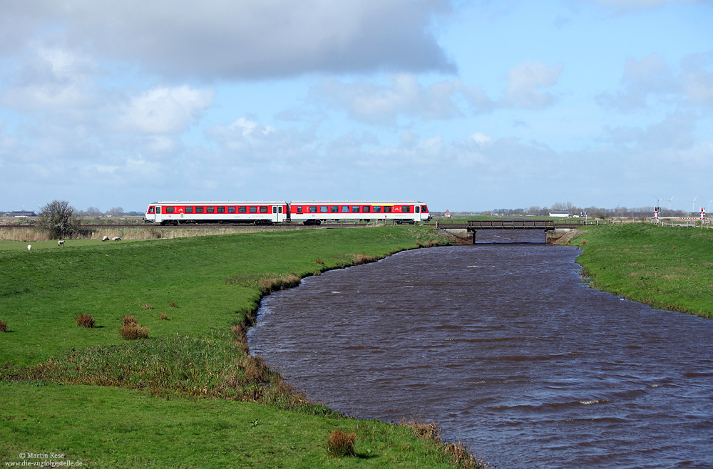 628 512 unterwegs als Sytshuttle Plus an der Soholmer Au,auf der Marschbahn