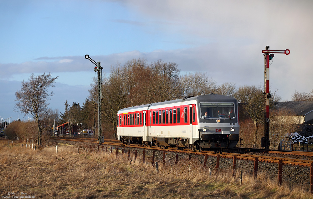 628 521 unterwegs als Sytshuttle Plus SSP1445 nach Bredstedt passiert die Blocksignale von Langenhorn