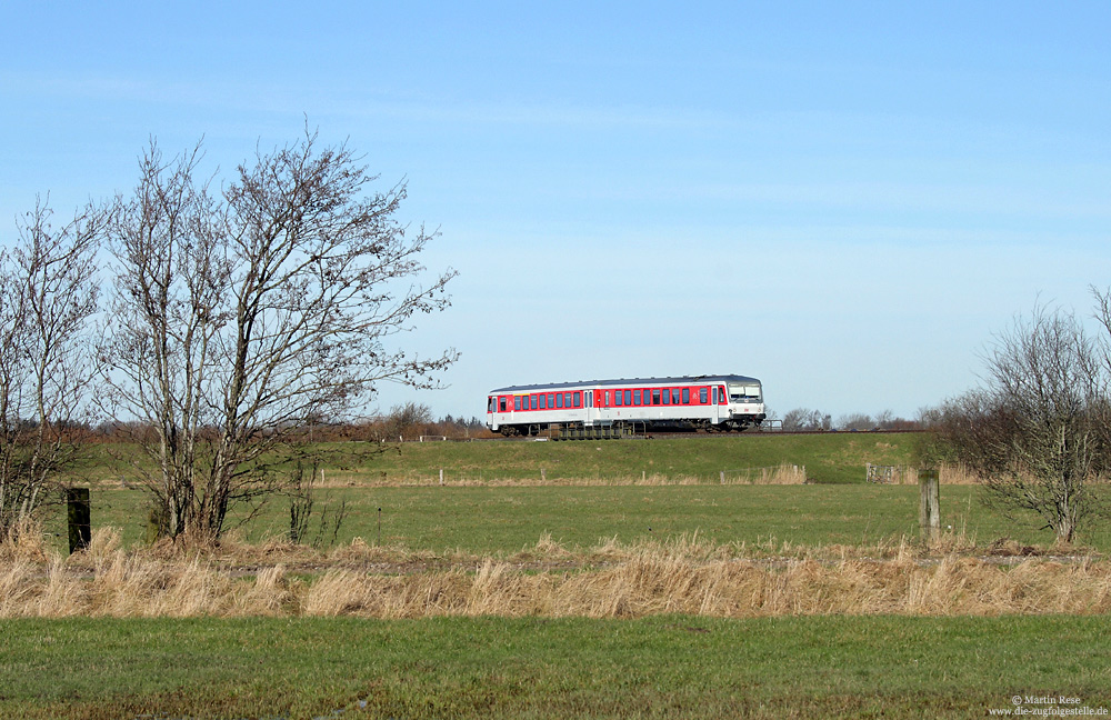 Zwischen Lindholm und Stedesand überquert der 628 535 die 