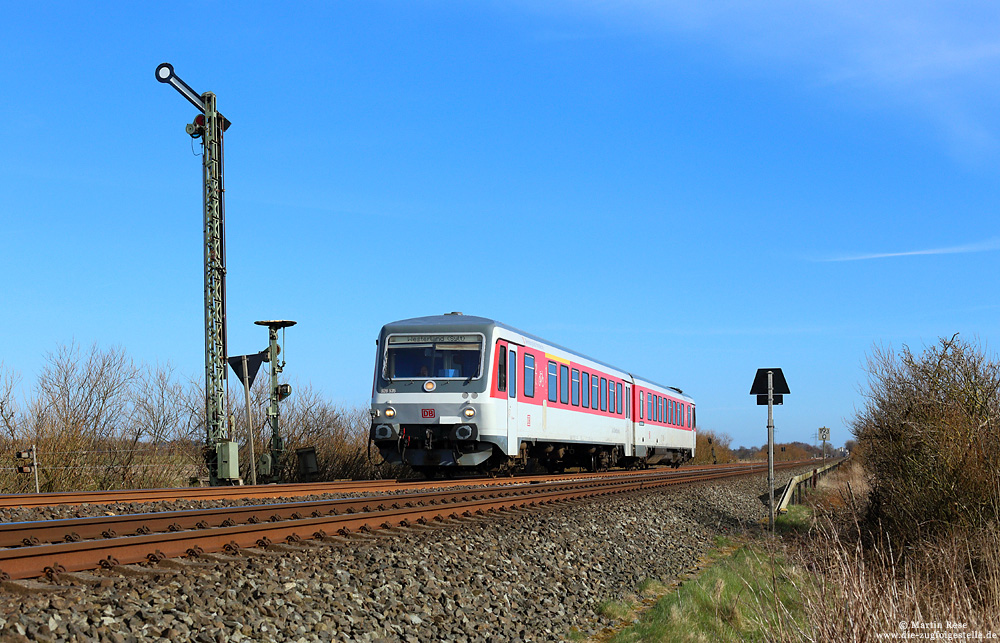 628 535 unterwegs als Sytshuttle Plus SSP1418 am Einfahrsignal von Risum Lindholm, auf der Marschbahn