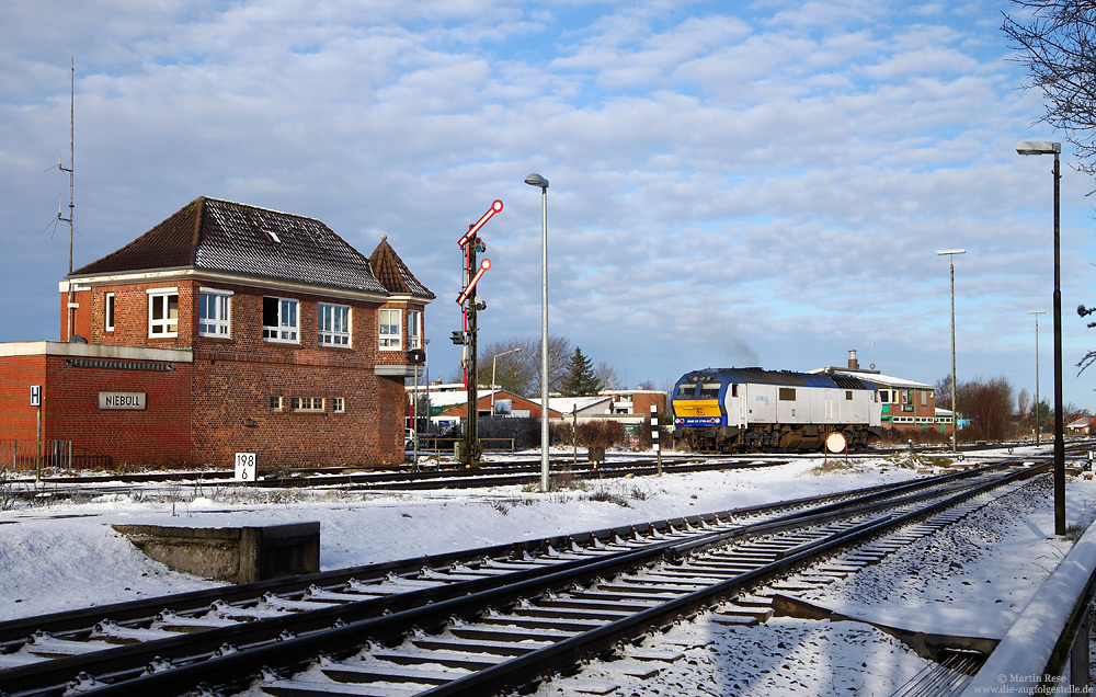 DE2700 02 verlässt als Testfahrt für RDC den Bahnhof Niebüll