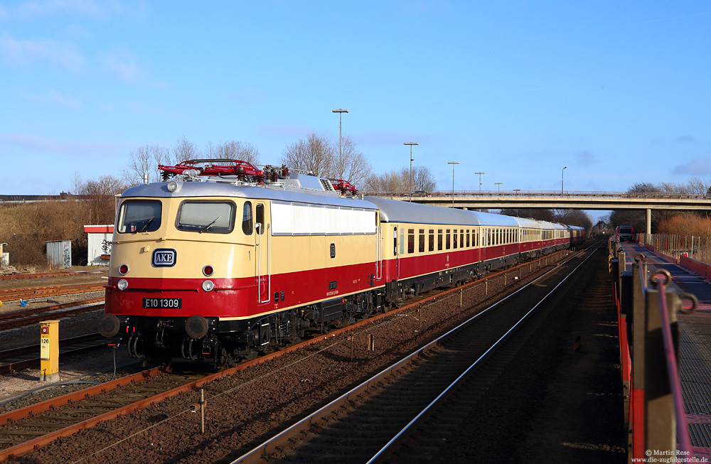 Marschbahn, E10 1239 von TRI im Bahnhof Westerland 