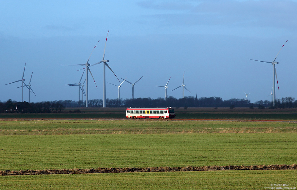 Auf dem Weg von Niebüll nach Dagebüll Mole rollt der T4 als neg15 durch die endlos wirkende Marschlandschaft