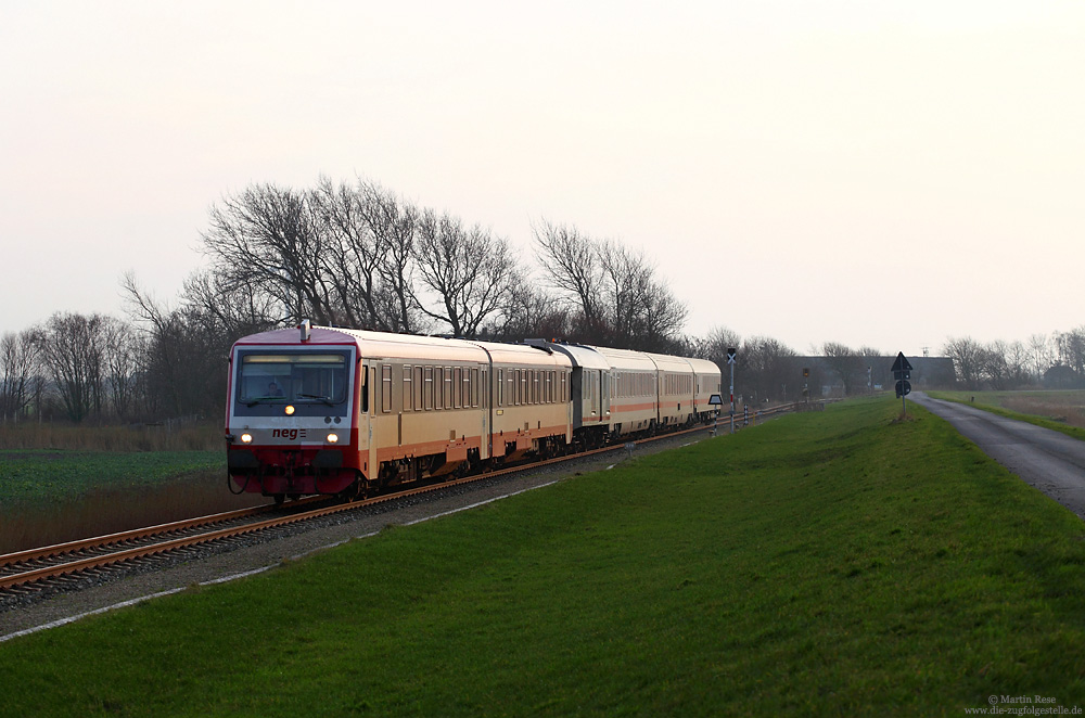 VT505 mit Kurswagen bei Blocksberg auf der neg-Strecke Niebüll - Dagebüll