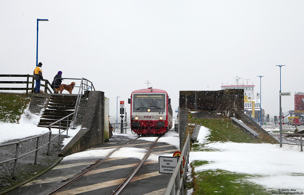 VT505 der neg, ehemals 628 505, am Deichtor in Dagebüll