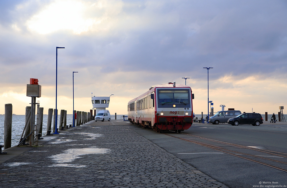 VT505 der neg, ehemals 628 505, beim Umsetzen im Bahnhof Dagebüll Mole 