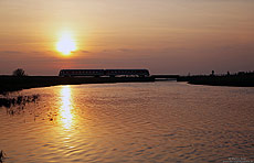 628 502 unterwegs als Sytshuttle Plus an der Soholmer Au im Sonnenuntergang