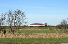 Zwischen Lindholm und Stedesand überquert der 628 535 die "Lecker Au". 16.2.2016 