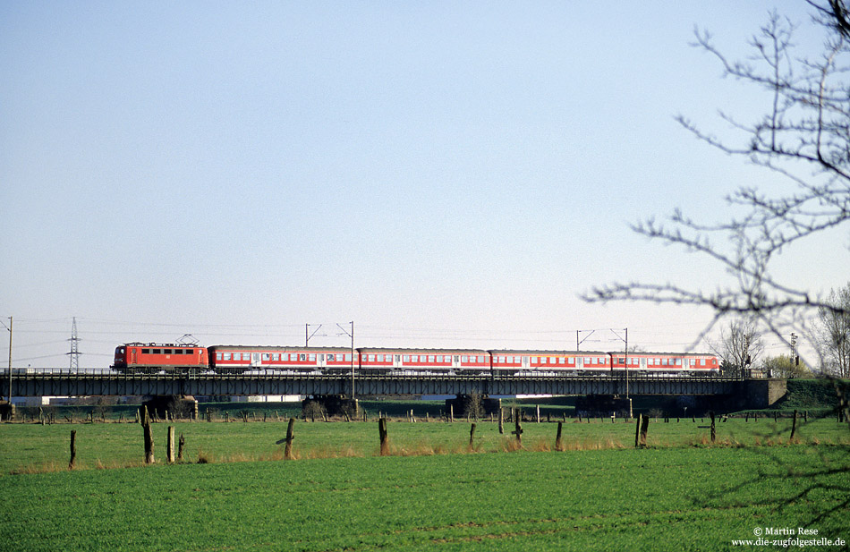 141 146 auf der Weserbrücke bei Dreye