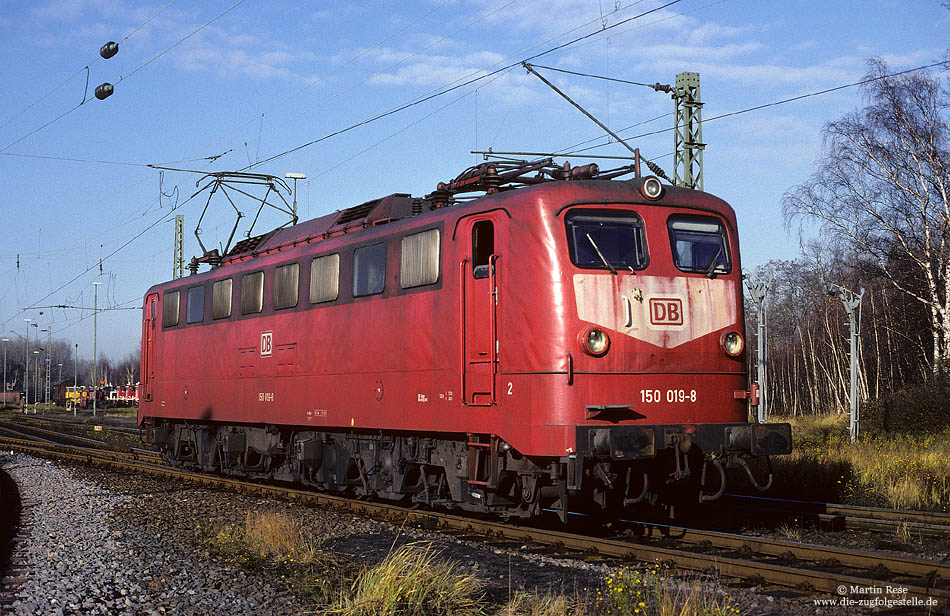 150 019 in orientrot im Bw Gremberg