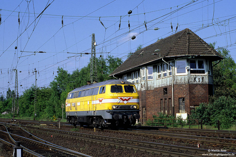 216 032 der Firma Wiebe am Stellwerk Ksf in Köln Kalk Nord