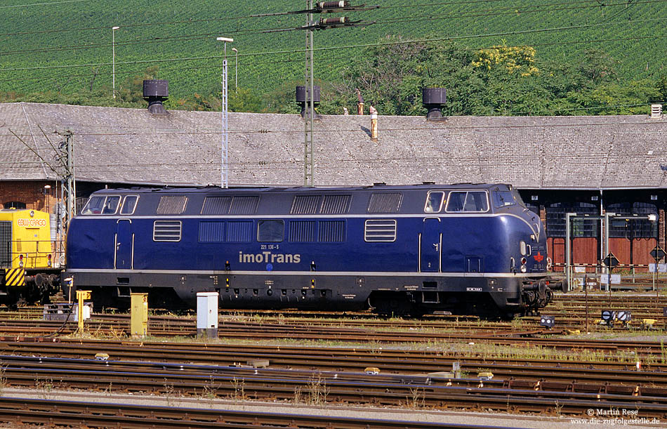 221 136 der ImoTrans GmbH in Würzburg Hbf