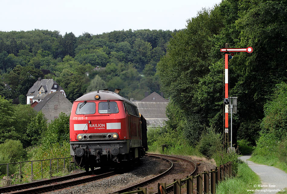 225 008 mit dem FZT 55469 bei Fürfurt im Lahntal