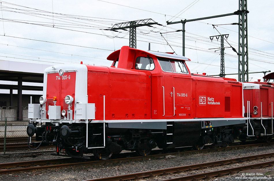 Tunnel-Rettungszuglok 714 005 ex 212 244 in orientrot im Bahnhof Fulda