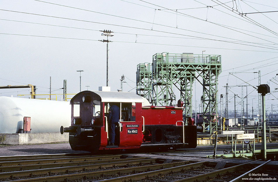 Ka4862 alias 381 005 in roter Lackierung an der Drehscheibe im Bw Köln Deutzerfeld